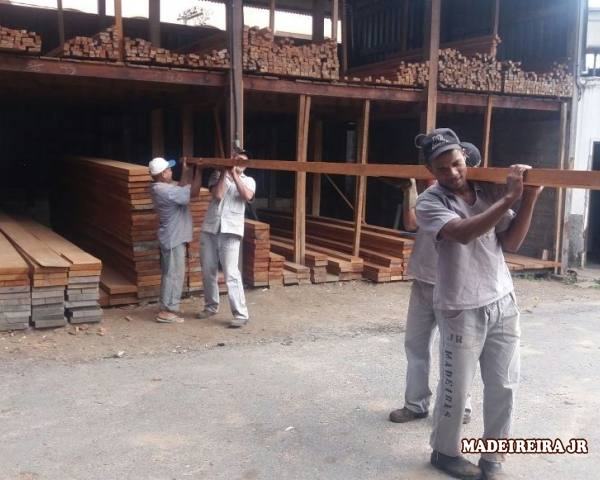 Equipe da Madeireira JR carregando madeira no pátio